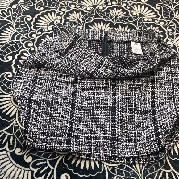 Medium black and white tweed like mini skirt - Picture 8 of 14